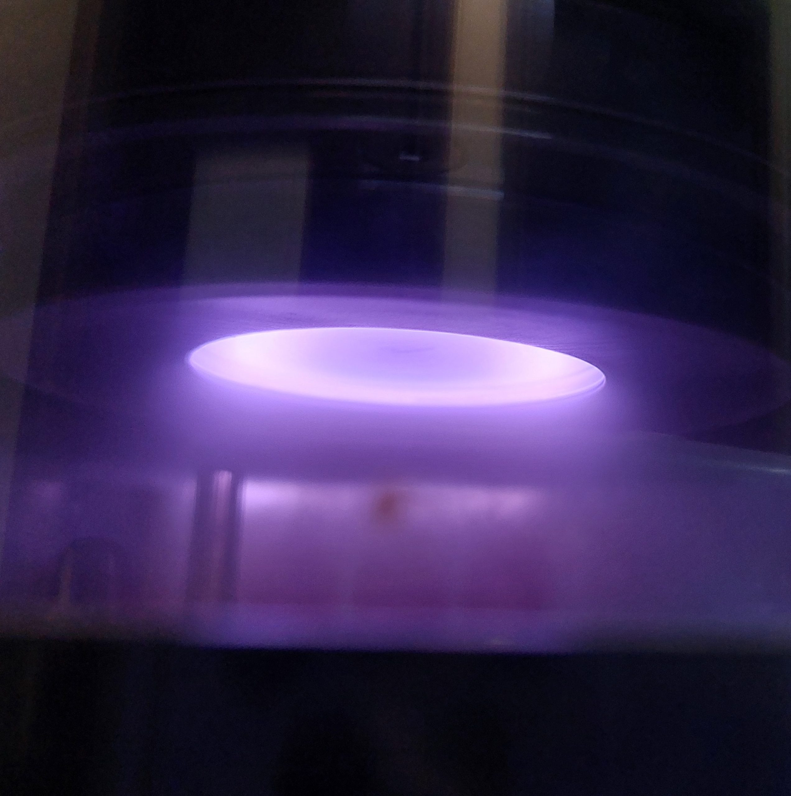 شکل 3. پلاسمای تشکیل شده در فرآیند اسپاترینگ تارگت آلومینیوم